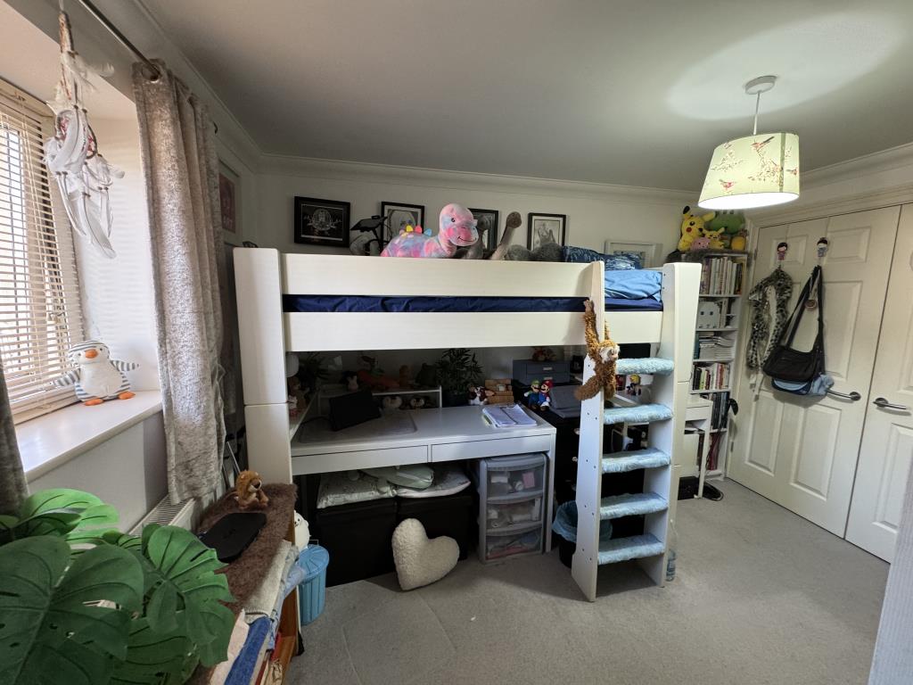Lot: 7 - LEASEHOLD FLAT WITH PARKING SPACE - View of Bedroom 1